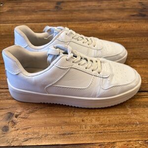 No Boundaries White Sneakers Classic Casual Design